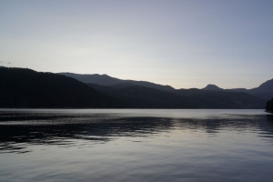 山脉 河流 波纹 树木 海岸 自然 静音 4k壁纸 3840x2160