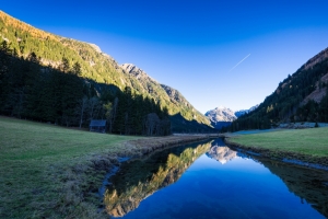 蓝天 山脉 小溪水 风景倒影4k壁纸3840x2160