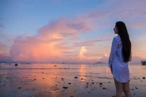 海边美女小热巴4k壁纸