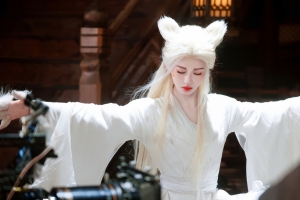 鞠婧祎白发狐狸造型4k壁纸3840x2400