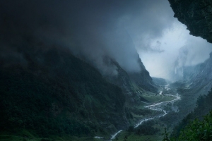 山谷阴天背景图