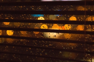 雨夜透过百叶窗玻璃上的雨点