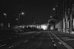道路 沥青 灯光 夜晚 黑白 4k壁纸 3840x2160