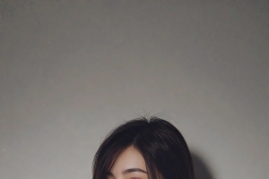 美女回头 白色衣服 牛仔裤 4k手机壁纸竖屏