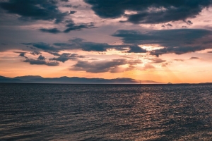 海 云 阳光 波纹 海岸 山脉 4k壁纸 3840x2160