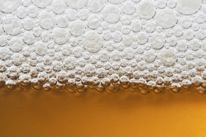 白色气泡啤酒图片