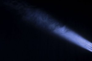 聚光灯 光线 烟雾 深色 4k壁纸 3840x2160
