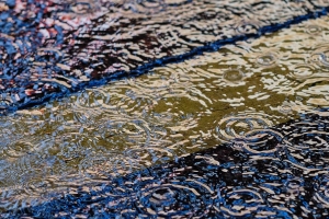 水坑 雨滴 波纹 波浪 水 表面 4k壁纸 3840x2160