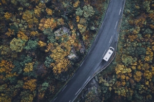 路 俯视图 树木 秋天 汽车 4k壁纸 3840x2160