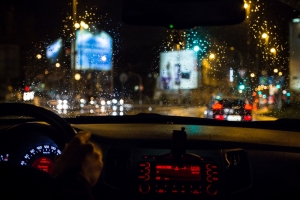 夜间城市的灯光 雨 玻璃 水滴 车内写真5K图片