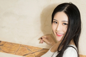 雅楠长发美女4k壁纸