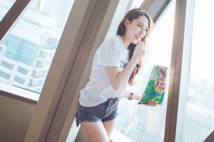 刘奕宁lynn 牛仔短裤 休闲食品 薯片 4K美女壁纸