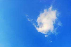 明净的天空，给人心情愉悦
