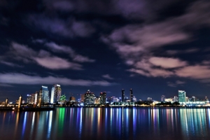 城市夜景倒映湖面