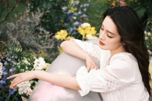 李沁 唯美摄影 鲜花长发美女5k壁纸