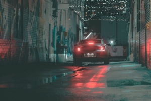 汽车 后视图 花环 街道 夜间 4k壁纸 3840x2160
