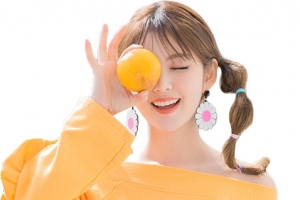拿着橙子的美女