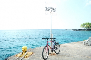 海边上的自行车海报背景