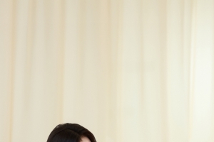 虞书欣坐地板美拍4K美女手机壁纸图片