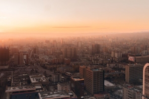 城市 建筑物 鸟瞰图 地平线 雾 黎明 4k壁纸 3840x2160