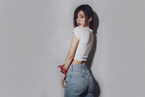 漂亮美女回头白色衣服牛仔裤4K高清壁纸3840x2400免费下载