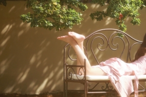 花园 清纯 美女 粉色裙子 美腿 椅子美女3440x1440带鱼屏壁纸