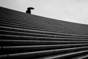 楼梯 黑白 雨伞 孤独 4k壁纸 3840x2160