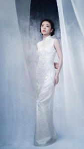 白色长裙子养眼美女李云霄 4K手机高清壁纸2160x3840免费下载