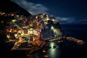 意大利马纳罗拉小镇夜景4K壁纸
