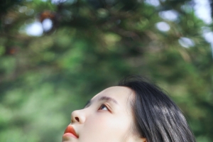 仰望天空的清纯美女4K壁纸