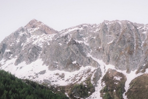 山脉 岩石 山峰 雪 树木 4k壁纸 3840x2160