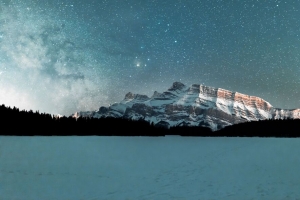 山脉 雪地 星空 4k壁纸 3840x2160