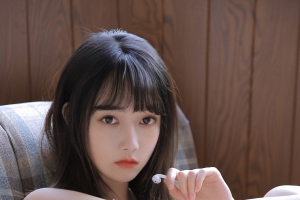 背带牛仔裤美女宋昕冉 居家写真4k手机壁纸