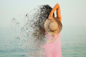 女子 帽子 海滩 水 海边 艺术 4K壁纸