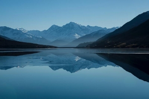 蓝色暗调的湖面风景