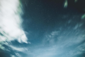 晴空下的天空