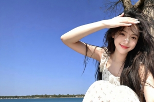 晴空美女江边树 3440x1440带鱼屏4K高清壁纸免费下载