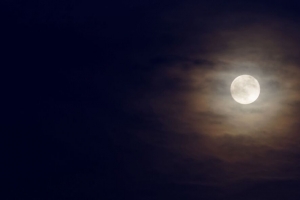 月亮 黑暗 天空 夜间 4k壁纸 3840x2160