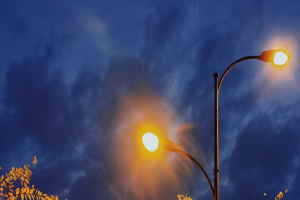 夜晚深蓝天空昏黄路灯
