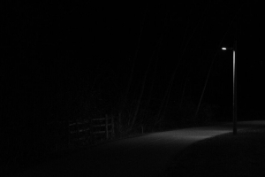 灯笼 道路 黑白 夜晚 发光 4k壁纸 3840x2160