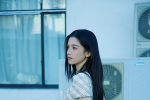 张婧仪侧身照5k手机壁纸图片