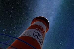 管道 仰视 星空 银河 夜间 4k壁纸 3840x2160