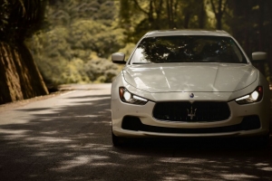  maserati ghibli maserati 机器 白色 正视图 道路 4k壁纸 3840x2160