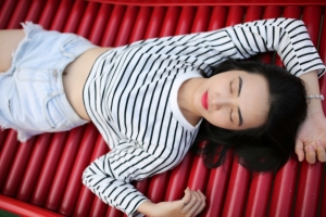 夏天 平躺着女孩 牛仔短裤 闭上眼睛 5K美女壁纸