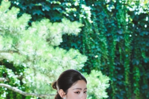 白色裙子美女赵晴 4k手机壁纸竖屏