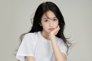 一手托腮清纯美女潘敏4K高清桌面壁纸3840x2400