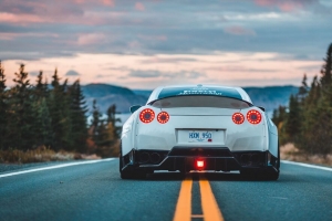 日产gt-r 日产 汽车 后视 标记 道路 沥青 4k壁纸 3840x2160