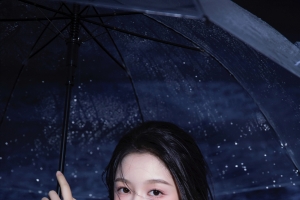 晚上 海边 伞 美女曹婉瑾4k手机壁纸竖屏