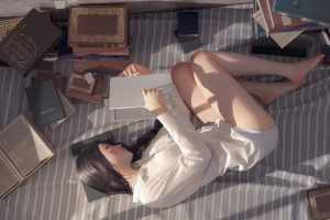 穿白色衬衫的可爱女孩 床上看书 美腿 二次元4K动漫壁纸