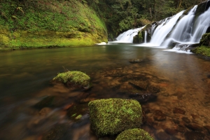 山间瀑布风景4K壁纸